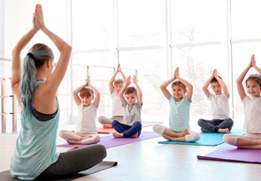 yoga infantil para niños, niñas y adolescentes